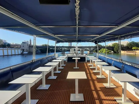 Terrazza superiore coperta sulla barca ristorante del Guadalquivir a Siviglia