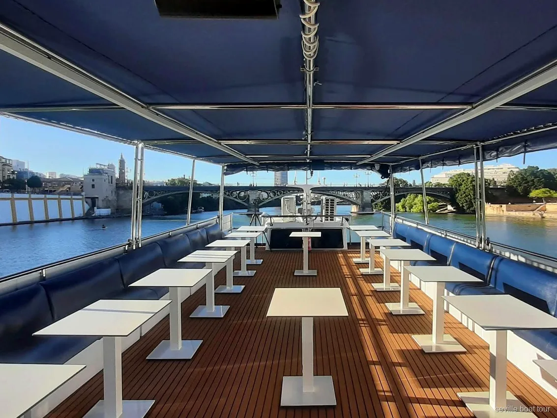Terrazza superiore coperta sulla barca ristorante del Guadalquivir a Siviglia