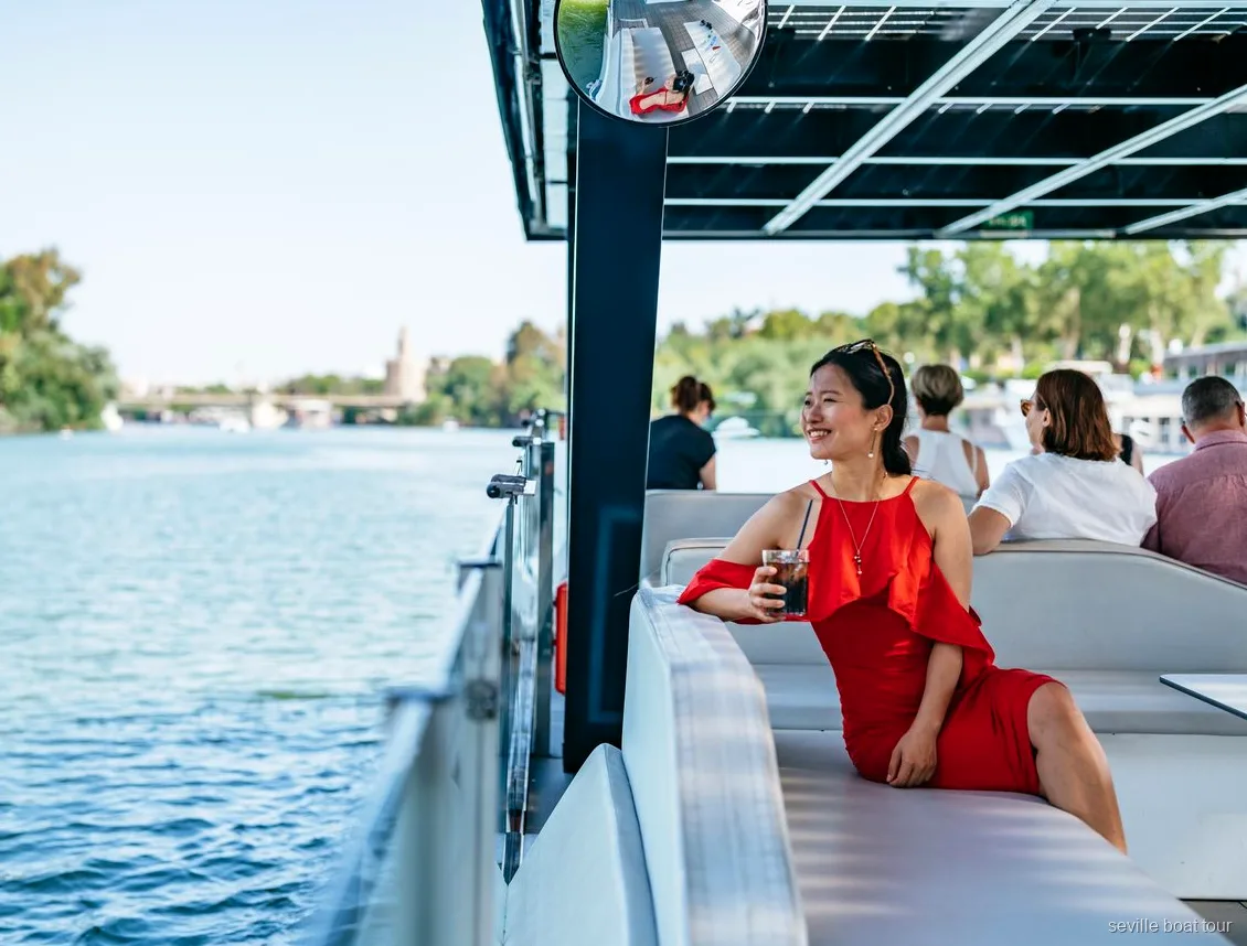 Crociera sul Guadalquivir a Siviglia, barca in navigazione davanti alla Torre del Oro