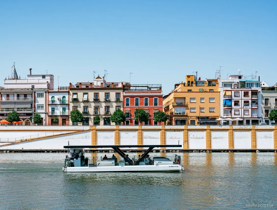 Passeggeri sulla crociera ecologica del Guadalquivir che ammirano lo skyline di Siviglia