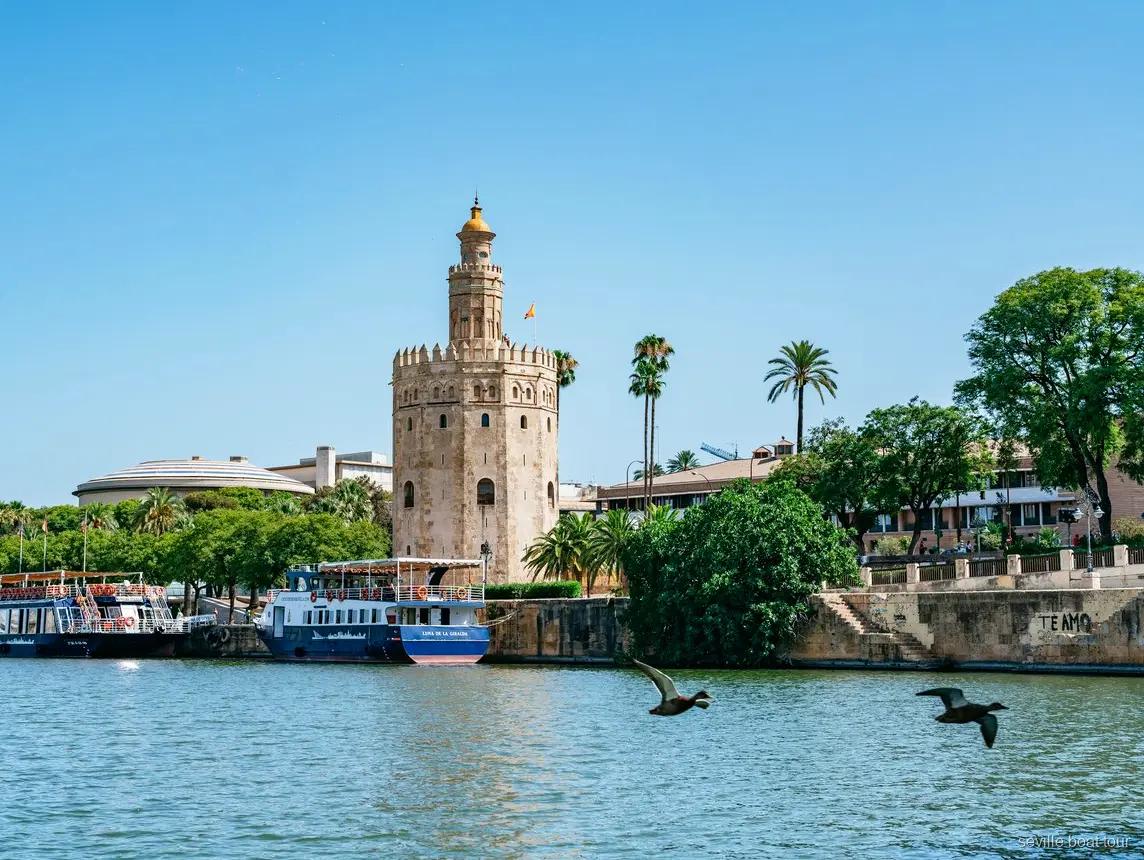 Barca ecologica sul fiume Guadalquivir a Siviglia