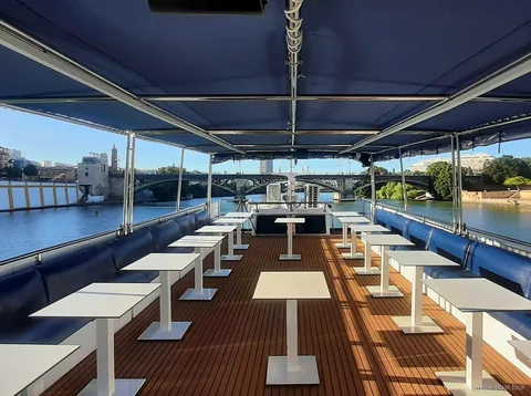 Pont supérieur couvert du bateau de la croisière dîner sur le Guadalquivir à Séville