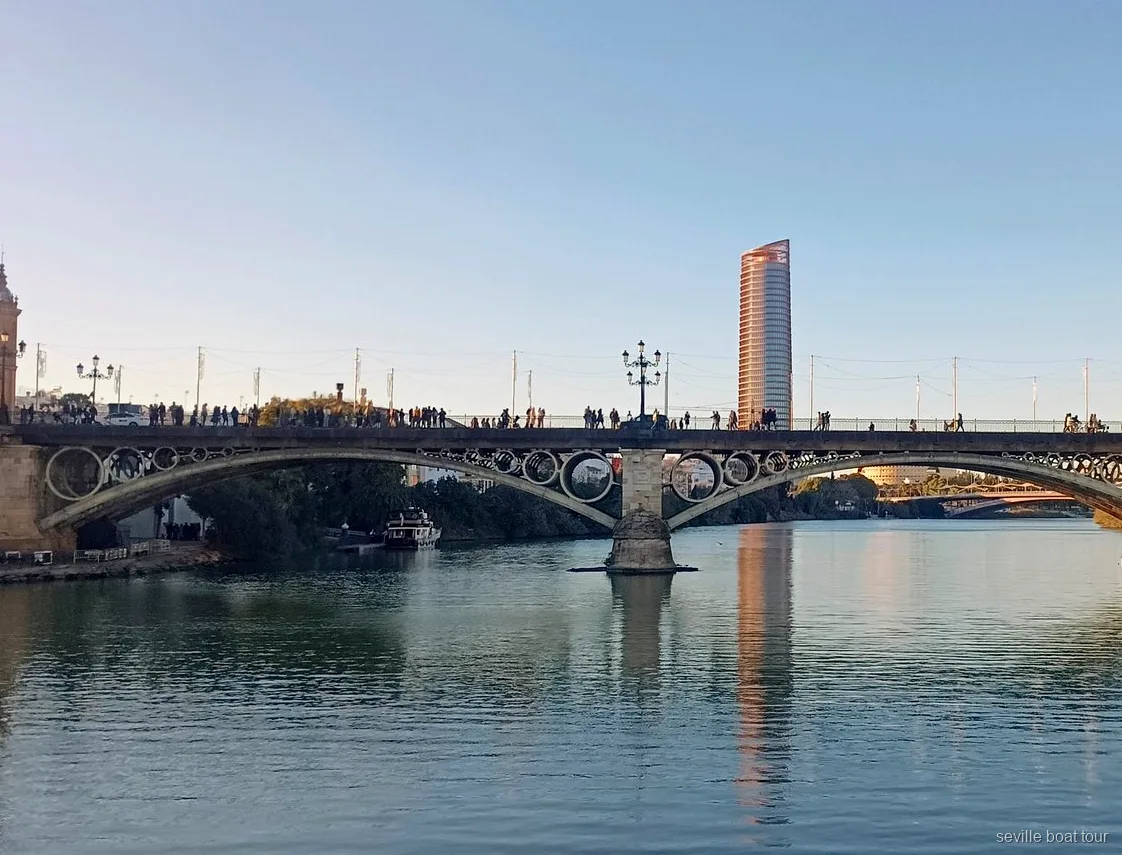 Pont de Triana et Torre Sevilla au coucher du soleil, vus lors d'une balade en bateau à Séville