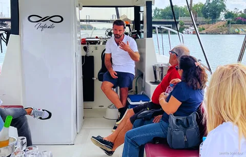 Croisière guidée sur le Guadalquivir avec capitaine commentant devant la Torre del Oro