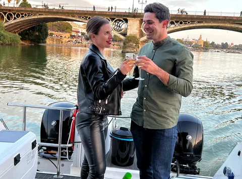 Couple profitant du champagne sur la croisière romantique sur le Guadalquivir à Séville