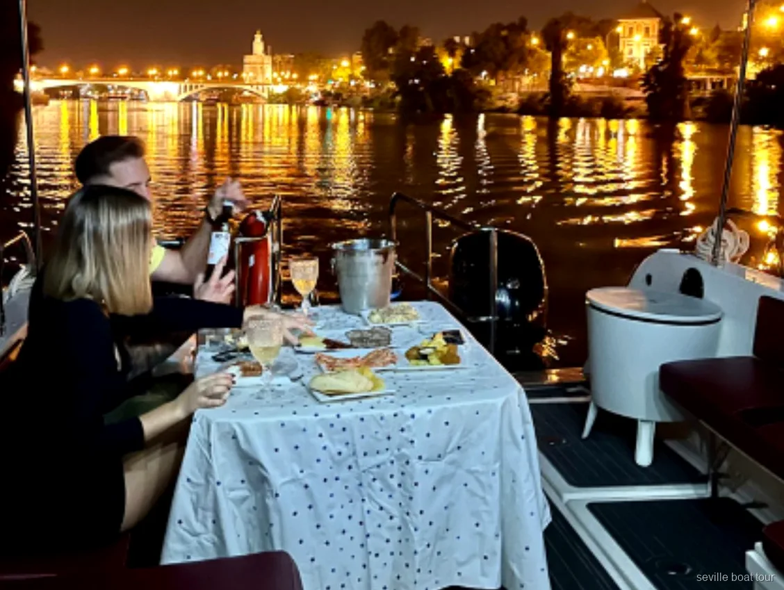 Bateau privé partant près du Puente de San Telmo pour la croisière romantique à Séville