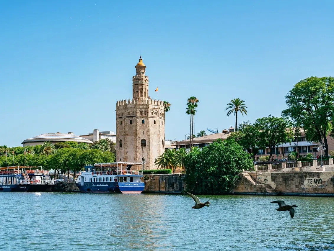 Barco ecológico de crucero en el río Guadalquivir en Sevilla