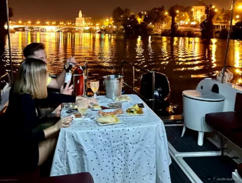 Barca privata in partenza vicino a Puente de San Telmo per il giro romantico a Siviglia