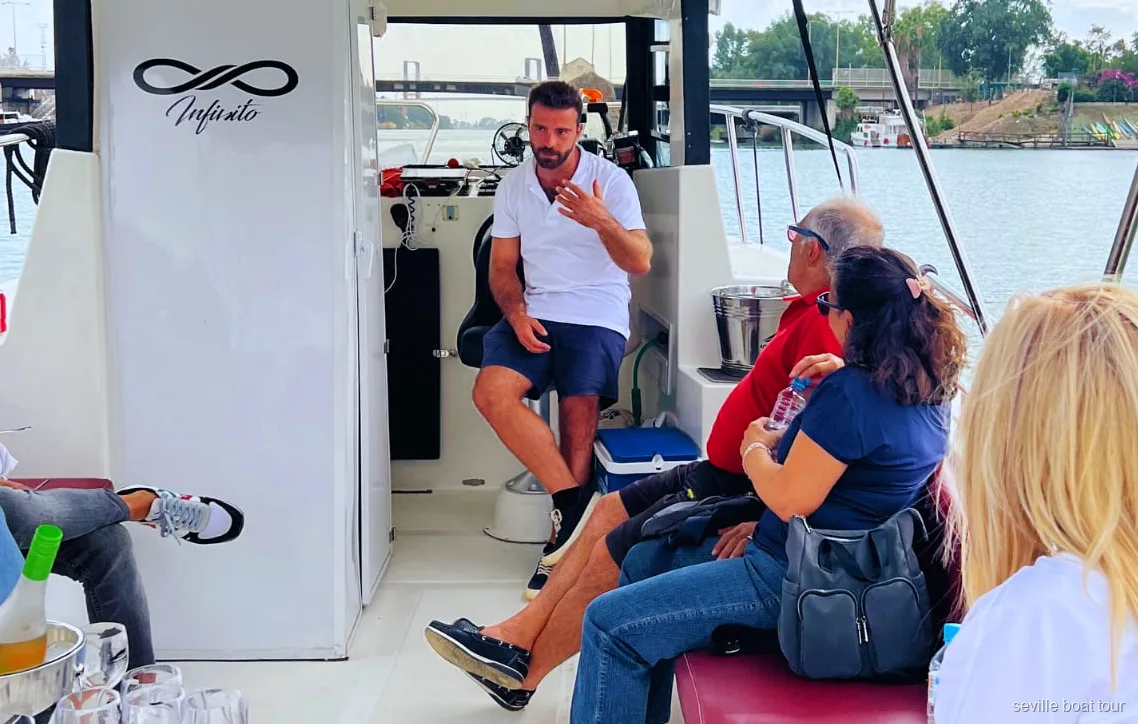 Giro in barca a Siviglia con capitano che racconta la storia davanti alla Torre del Oro