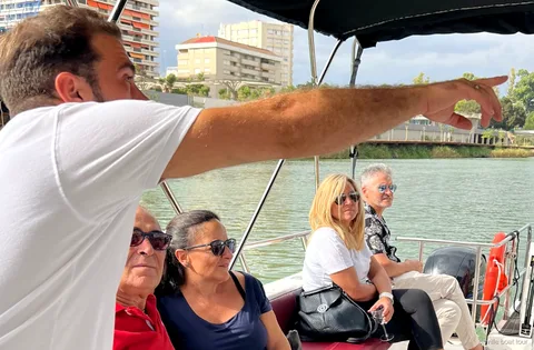 Piccolo gruppo sul giro in barca con capitano che beve a bordo