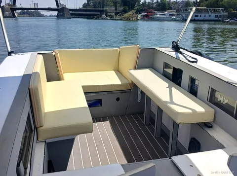 Capitán llevando el barco eléctrico privado por el río Guadalquivir