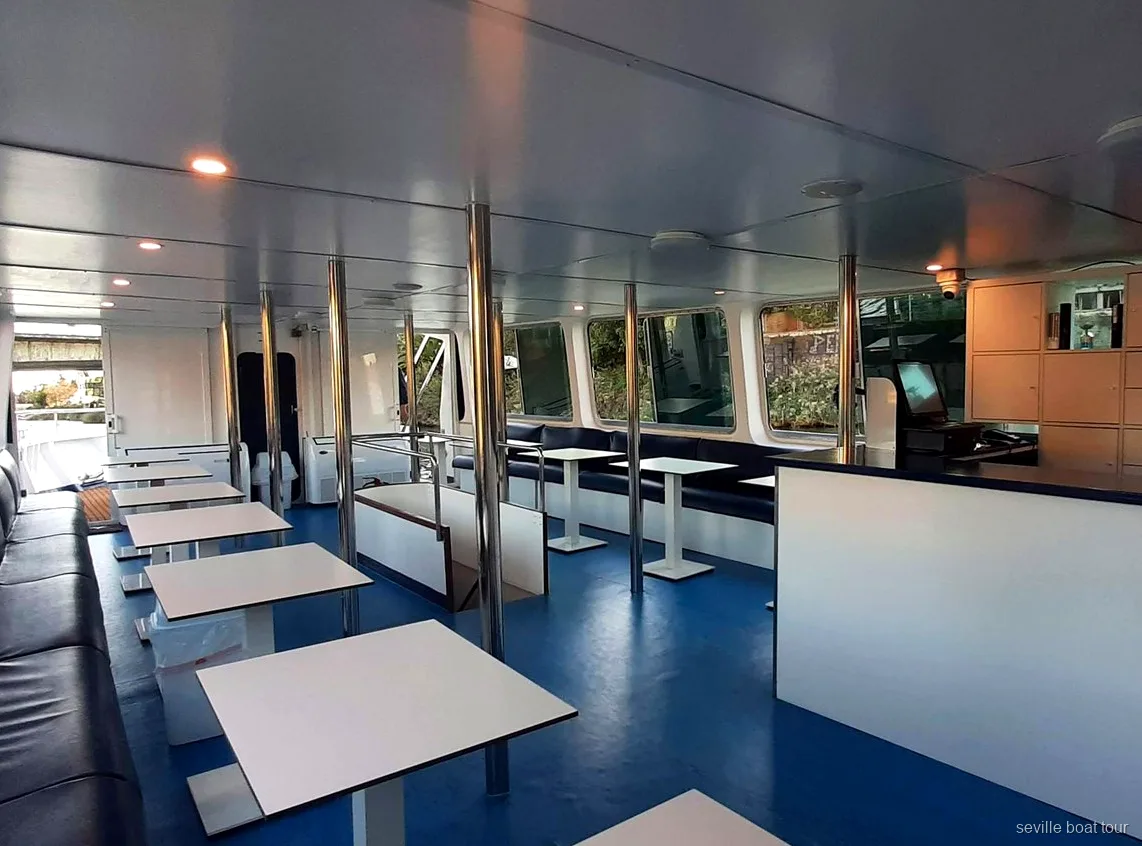 Menú degustación de 5 platos servido en el Paseo en Barco con Cena en Sevilla