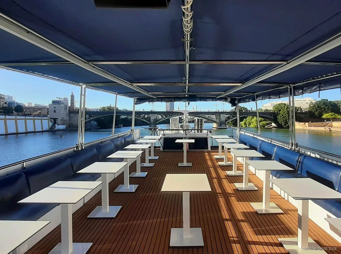 Cubierta superior cubierta del barco del Paseo en Barco con Cena en Sevilla